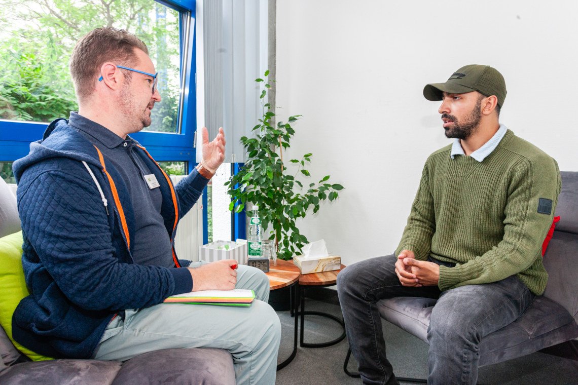 Gesprächssituation zwischen zwei Männern 